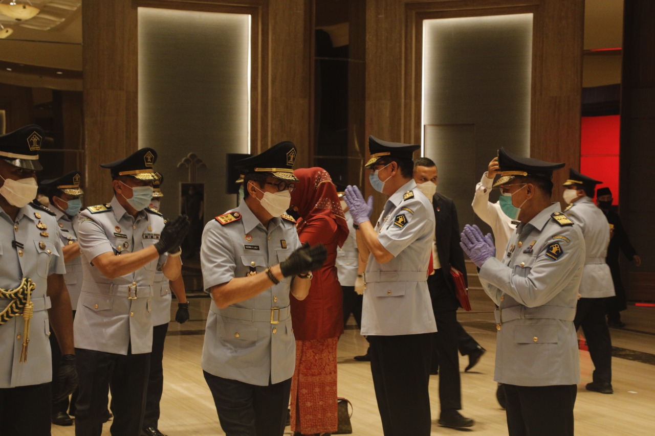 Mening ogziga katta qora xoroz va cum sordi