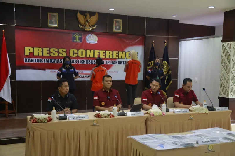 Konferensi Pers: Imigrasi Jakarta Barat Ungkap Dua WNA Terduga Pelaku Prostitusi Online