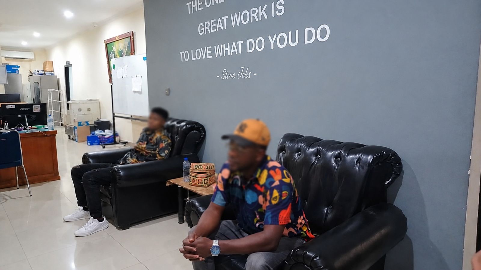 Petugas Imigrasi Denpasar Amankan 2 WN Nigeria yang Kabur Saat Pemeriksaan