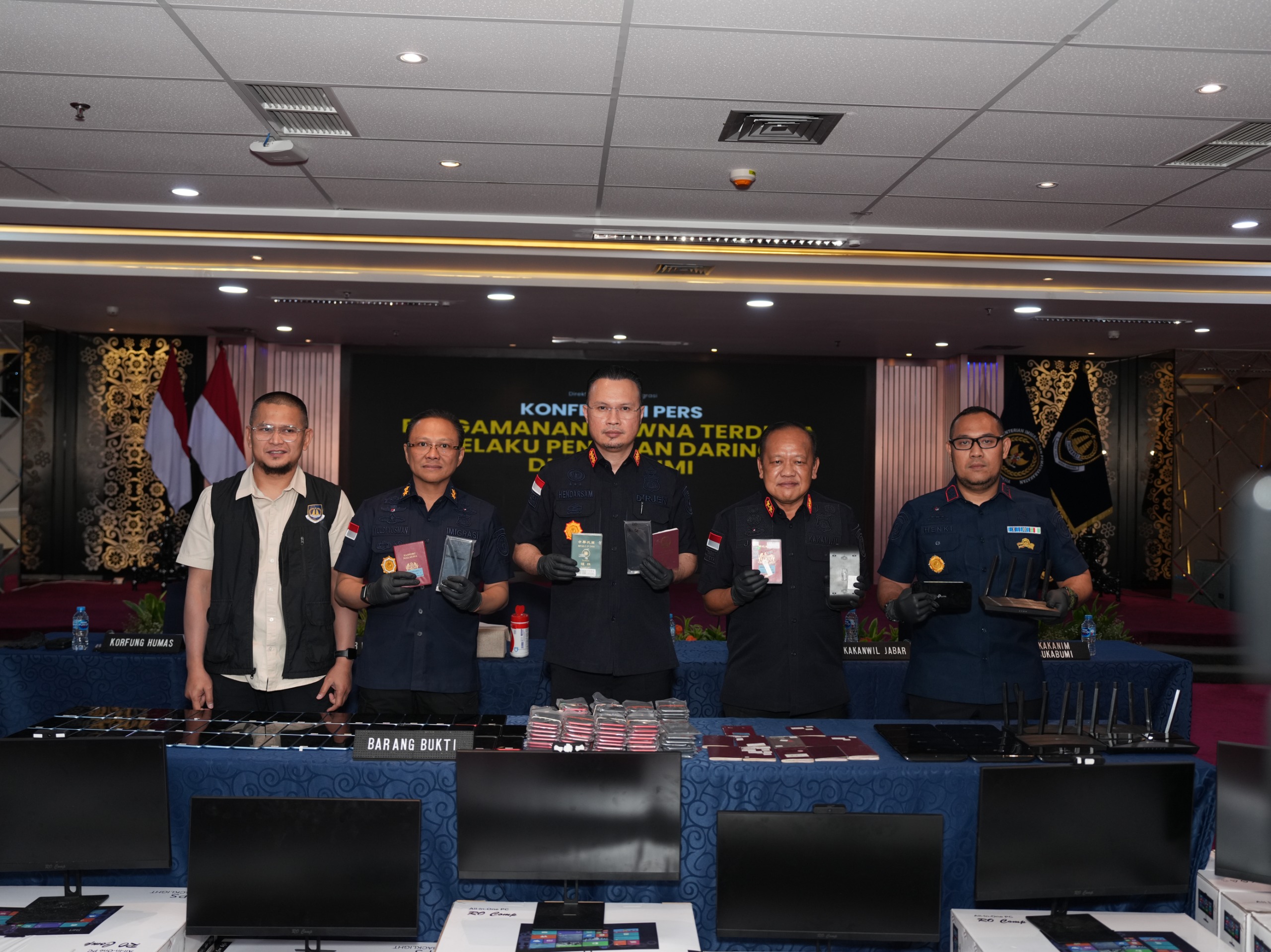 Imigrasi Amankan 16 WNA Terduga Pelaku Penipuan Daring di Sukabumi