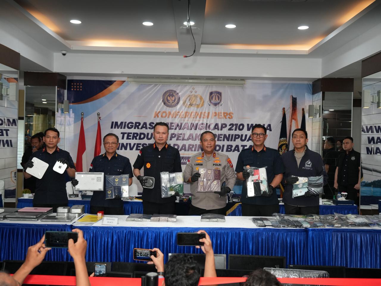 Imigrasi Menangkap 210 WNA Terduga Pelaku Penipuan Investasi Daring di Batam