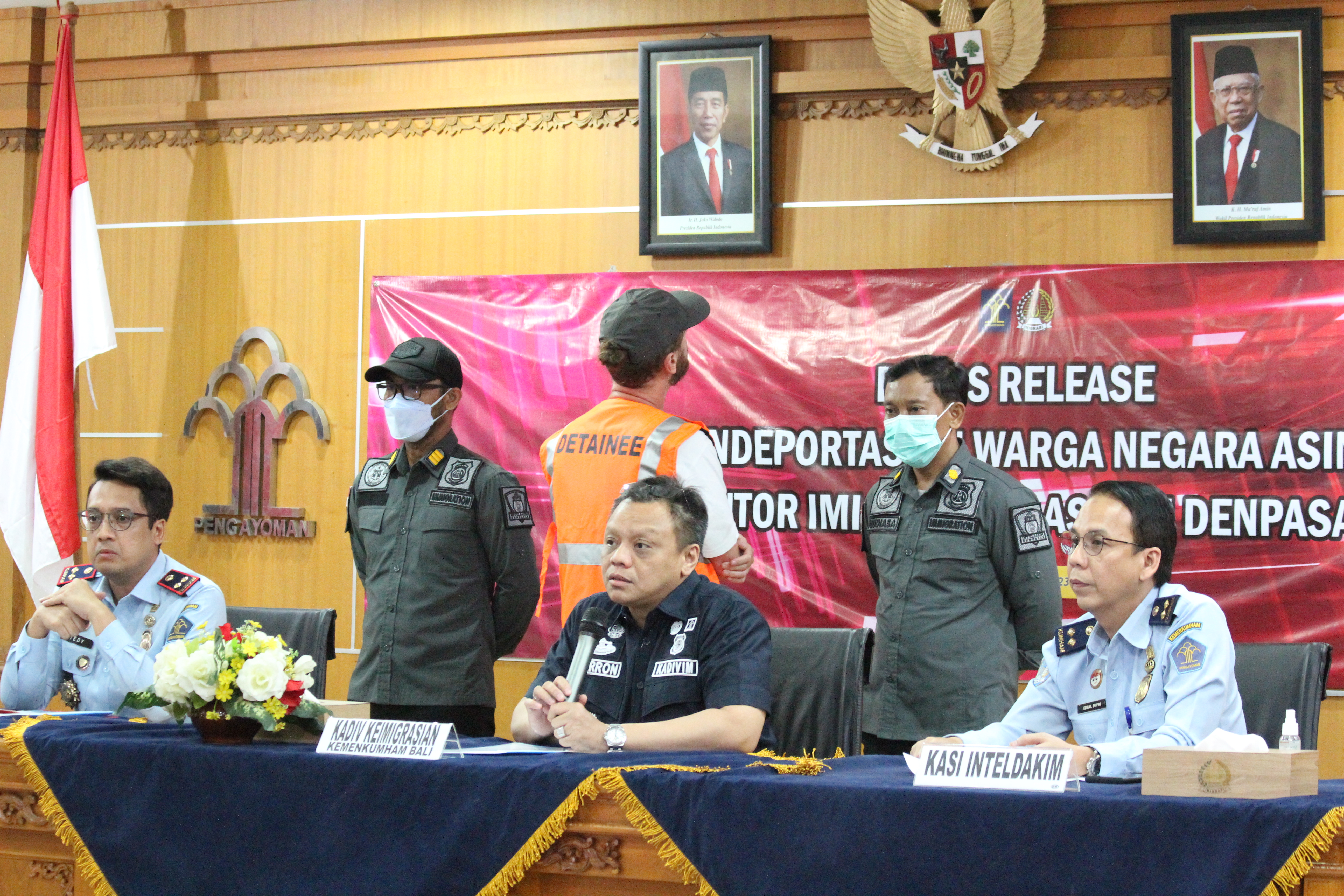 Imigrasi Denpasar Pulangkan 1 WN Rusia karena Penyalahgunaan VOA untuk Bekerja sebagai Fotografer di Bali